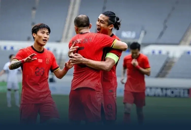 国足1-0胜中国香港取东亚杯首胜，张玉宁助攻黄政宇制胜