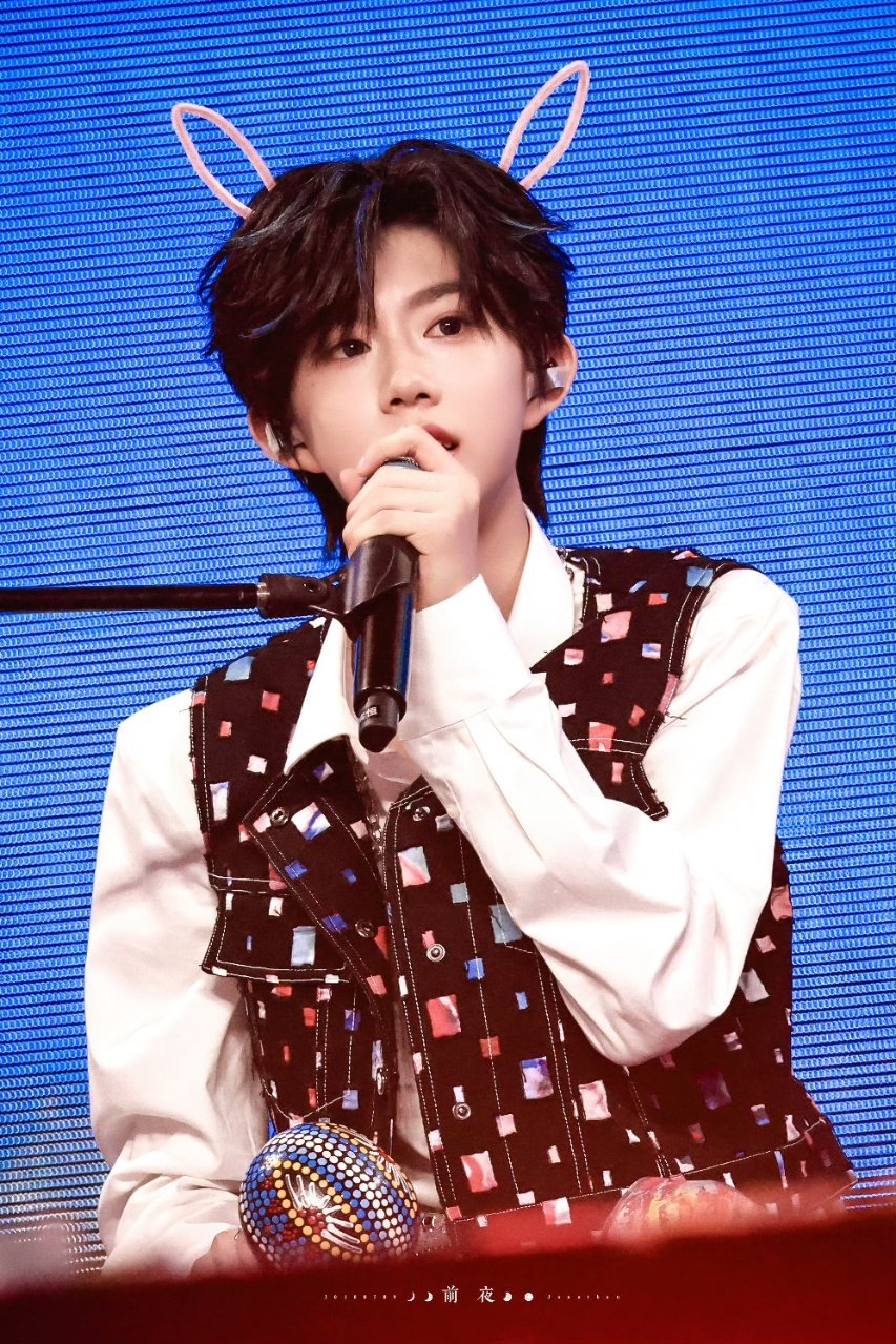 陈奕恒佩戴兔耳发箍造型可爱