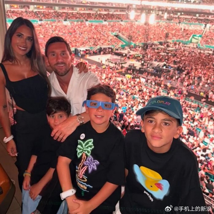 梅西夫妇现身酷玩乐队演唱会，主唱致意全场欢呼