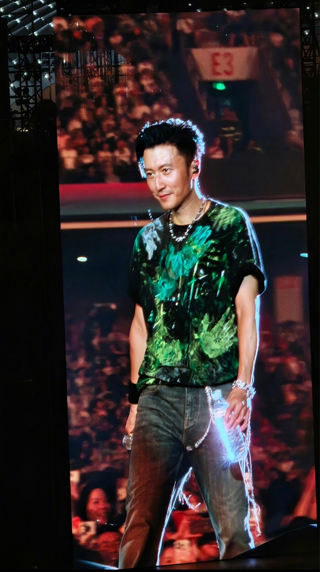 谢霆锋杭州演唱会喷蒂芙尼香水彩带，激活三重感官