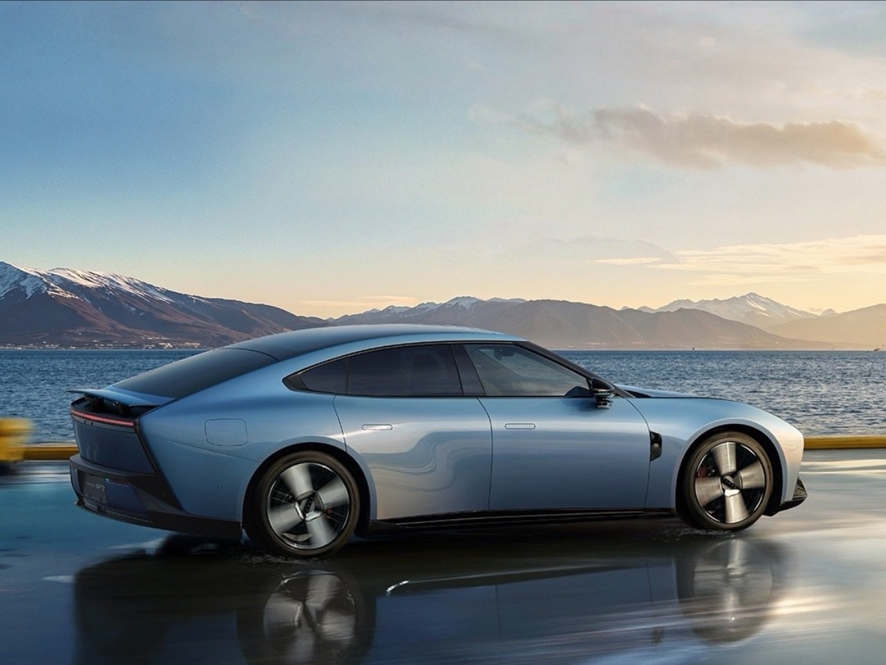 P7侧面神似GTR，复古肌肉车融合赛博朋克风