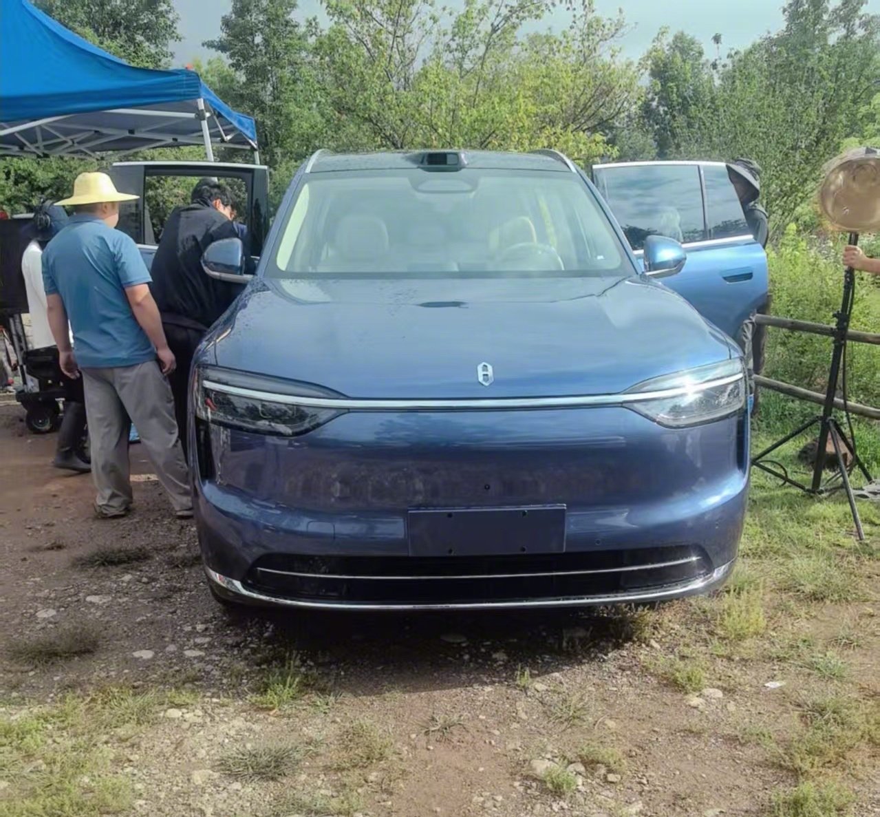 问界M7实车无伪装曝光，设计看齐M8、M9