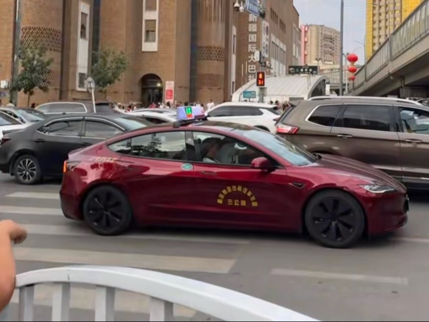 新疆网友误将特斯拉Model3当出租车