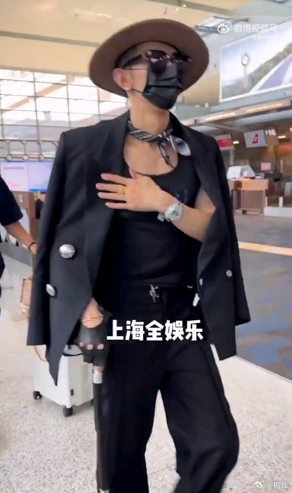 汪东城拄拐现身机场，腿伤引担忧