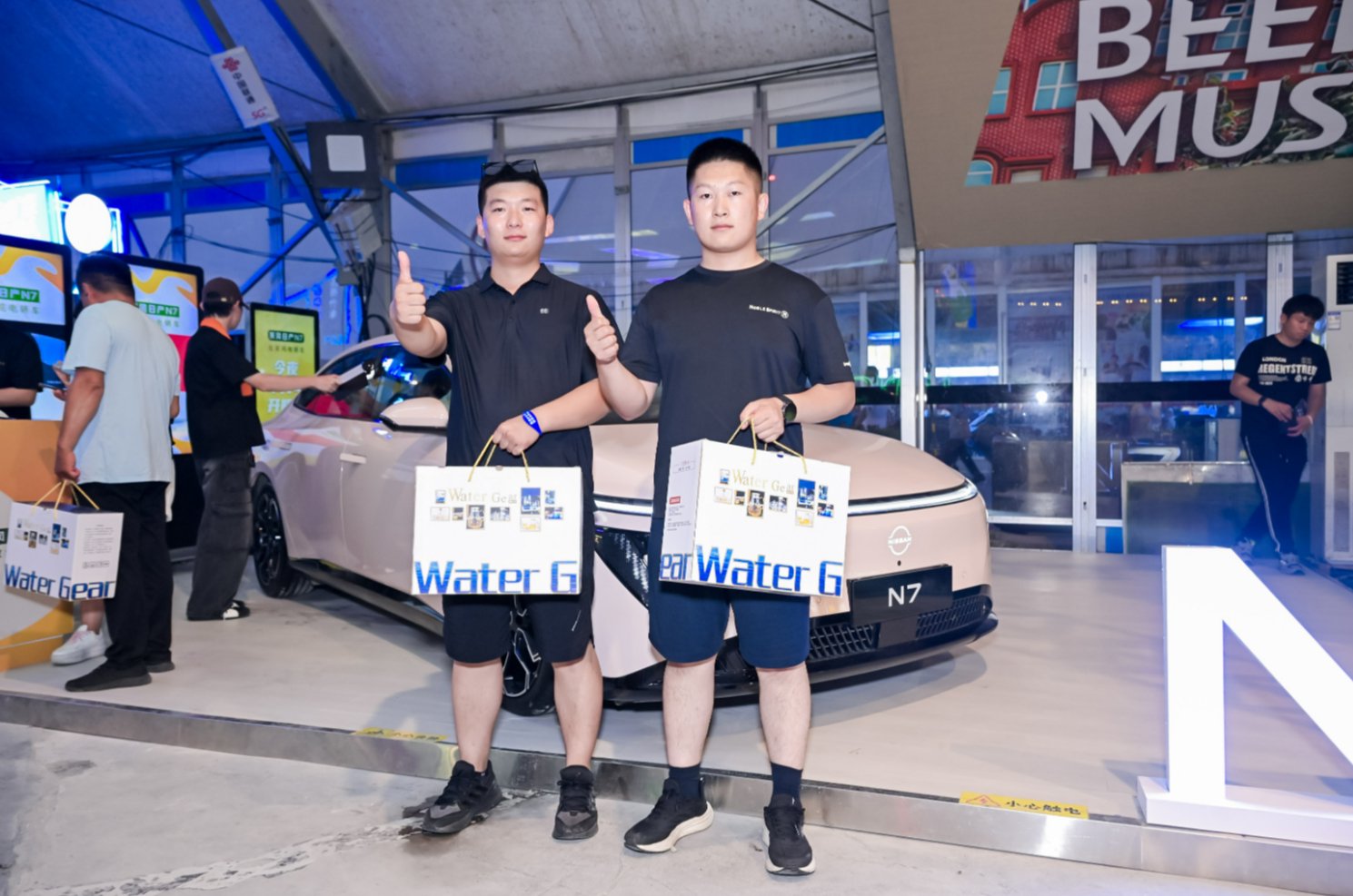 青岛啤酒节东风日产N7吸睛，隐藏腰线设计引合影热潮