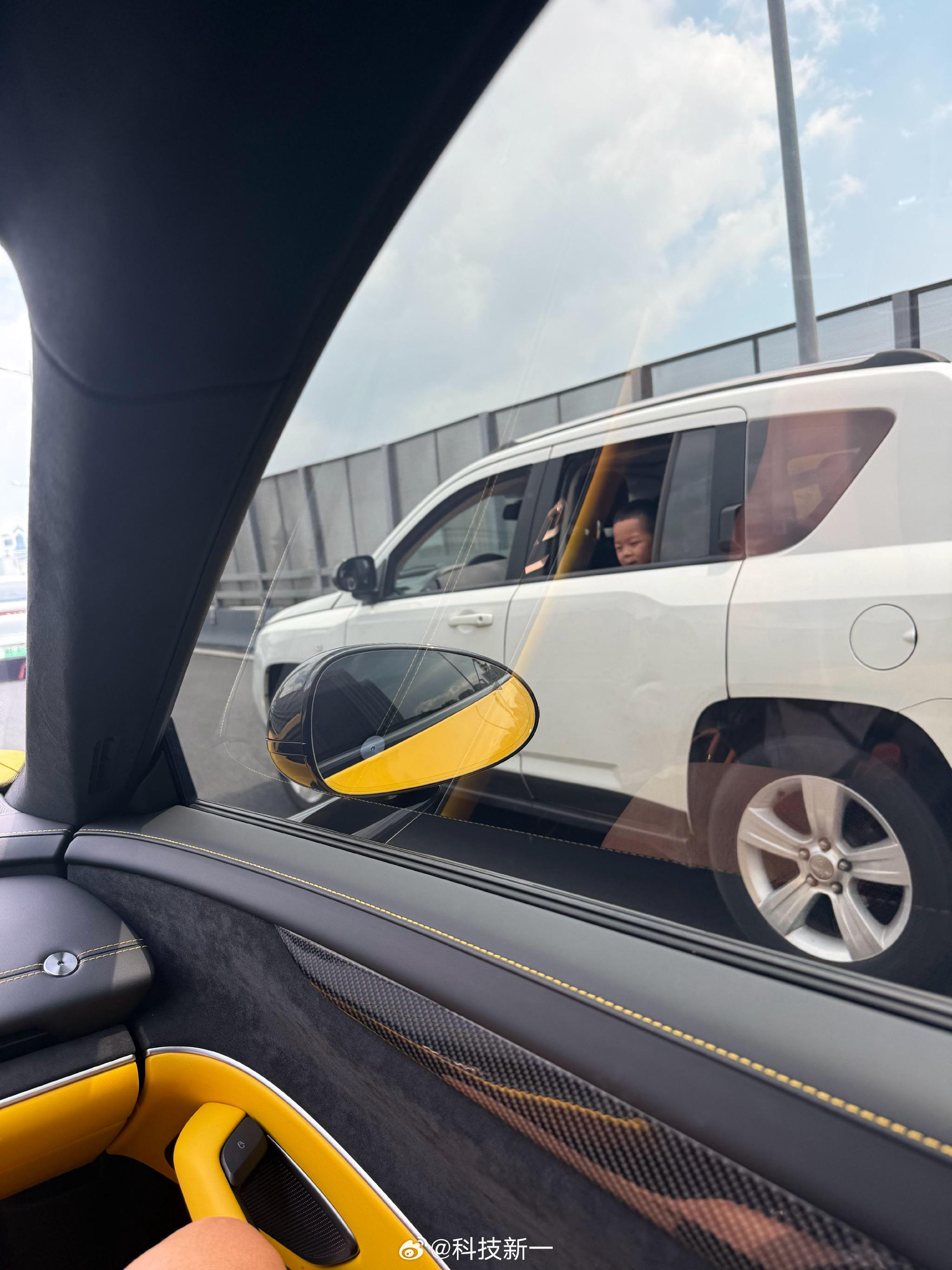 小男孩与性能车车主互相欣赏