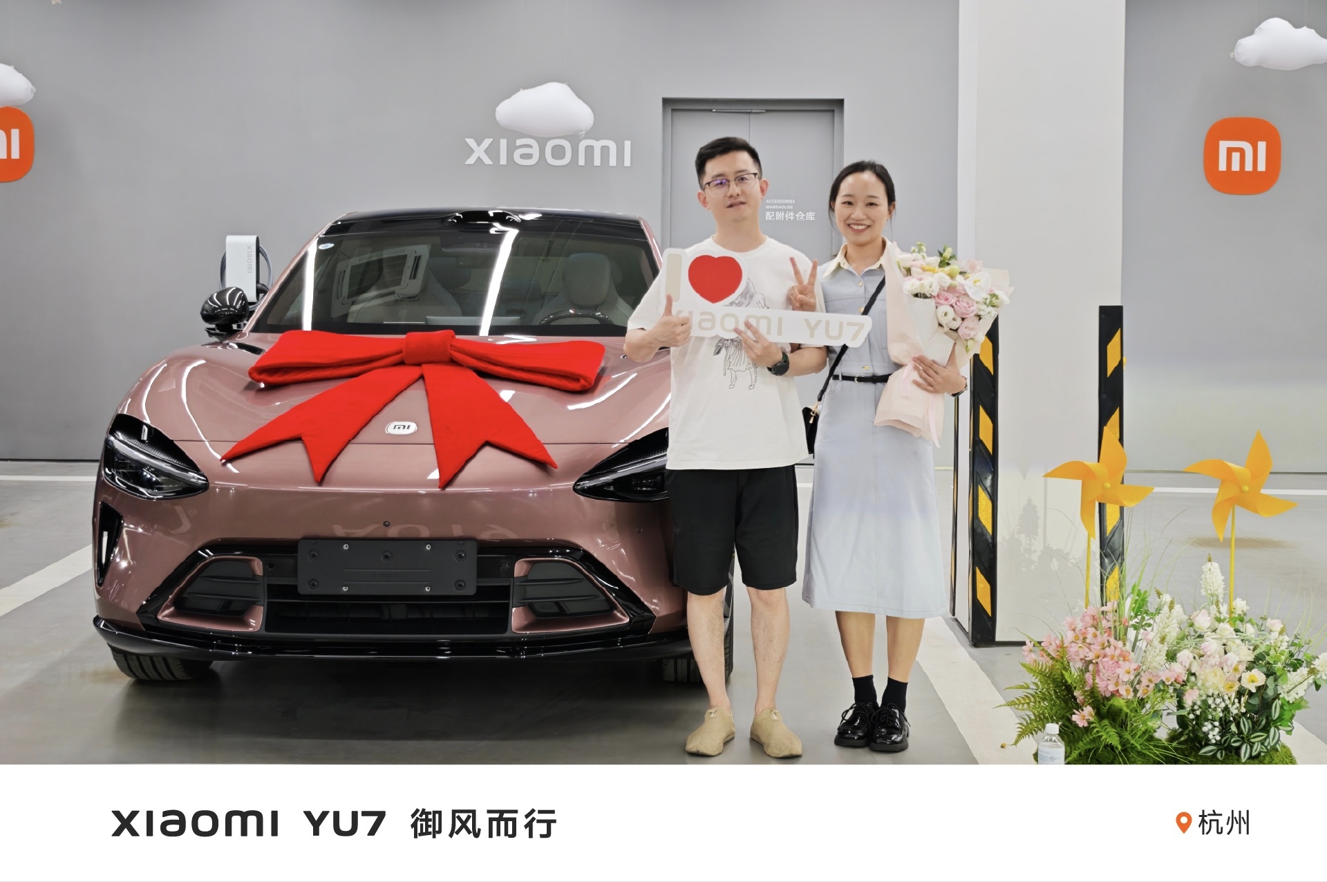 小米汽车59家门店同步交付，寒武岩灰和白色准现车落地近37万