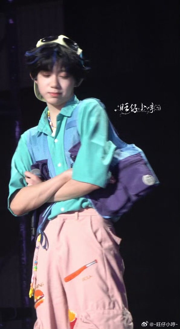 陈奕恒公演大屏比心饭撒