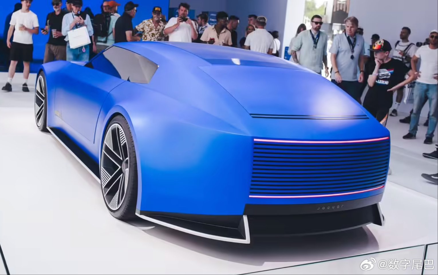 捷豹电动GT概念车亮相，修长车头设计引关注