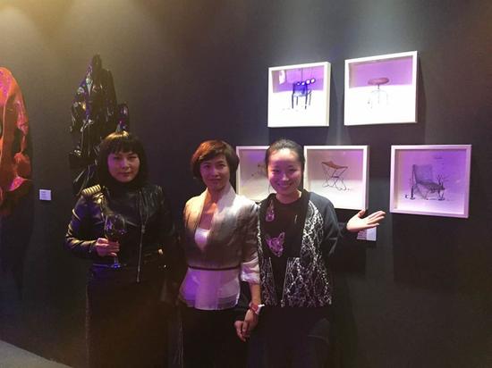 策展人马嘉（左二）与艺术家詹灵娟（左一）、刘梦醒（右一）合影