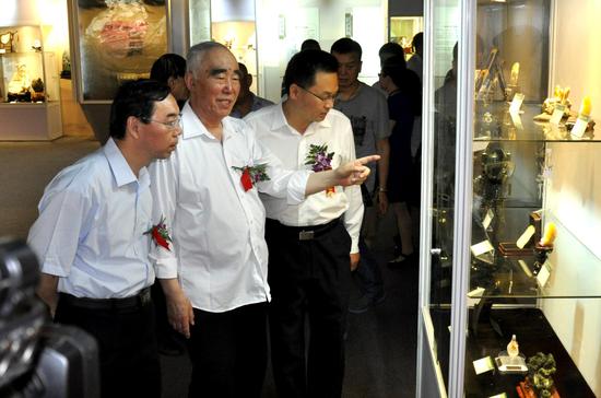 　　董振信会长（中）陪同中国地质博物馆副馆长刘树臣（左）、张亚钧（右）参观“北京 2016 中华玉雕精品展”