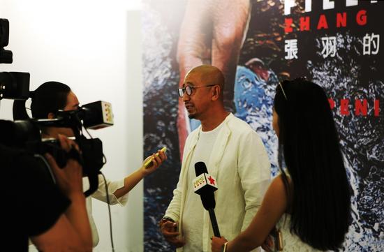 11、艺术家张羽接受香港卫视采访