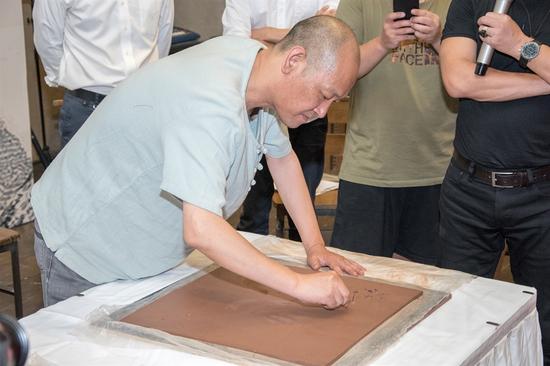 清华美术学院雕塑系博士生导师许正龙先生手模留念