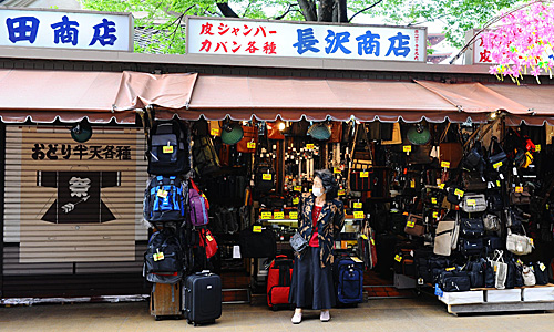 һ���̷����ձ�����ǳ������ȴ��˿͡����»��磩