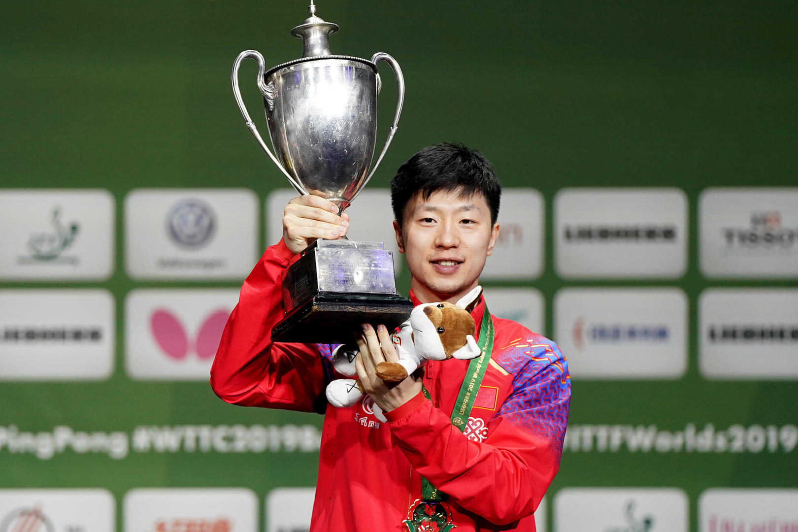 祝贺！樊振东世乒赛男单夺冠，首次捧起圣·勃莱德杯|世乒赛|中国队|勃莱_新浪新闻