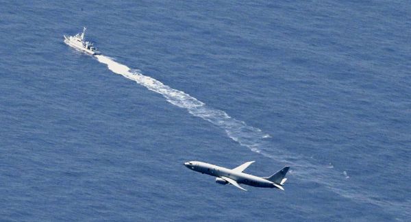 参与搜寻坠海F-35战机残骸的日本海自舰艇及美军P-8巡逻机。