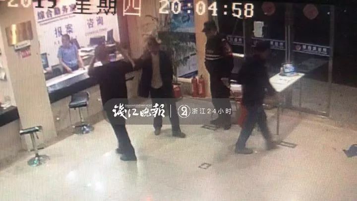 离开派出所时,老人热情地和派出所民警打招呼