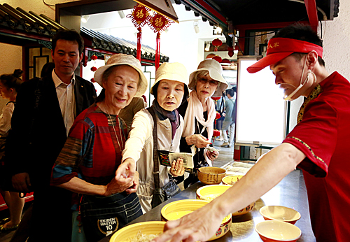  �ձ��ο��ڱ�����������һ��ʳƷ�����˽��ϱ�����ζС�Ժ��й���ͳ����Ļ������»��磩