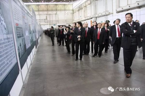 2014年11月25日,时任桂林市中级人民法院党组副书记、副院长彭卫国(右一)与该院100名中层领导和部分党员干警集体参观由自治区纪委监察厅举办的党风廉政警示教育展览巡回展,进一步接受反腐倡廉教育,增强廉政意识,筑牢思想拒腐防线。图:桂林法院网