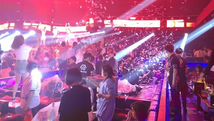 5月1日凌晨,吴谢宇在重庆工作过的酒吧仍人气爆满。