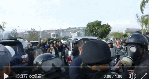 空军基地外疑似发生了骚乱(图源:推特@RCamachoVzla)