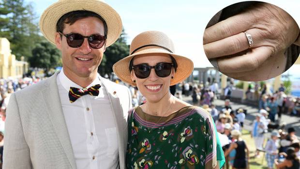 ������Ů�������¶������ѸǸ���