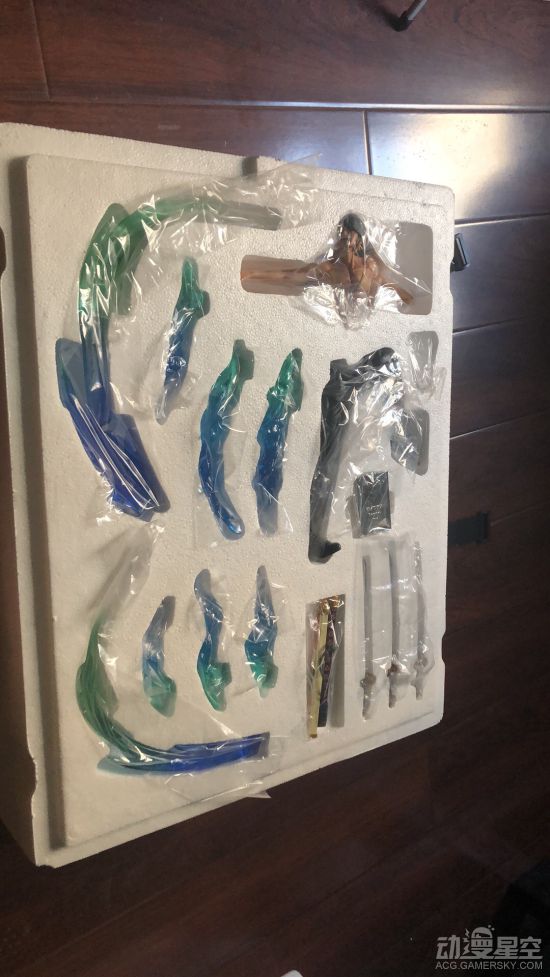 《海贼王》索隆霸气大招雕像 三刀流+四龙魄力十足