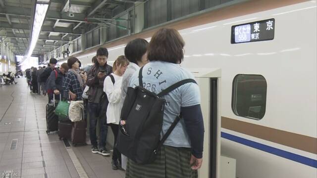 5日，旅客排队上车（日本NHK电视台）