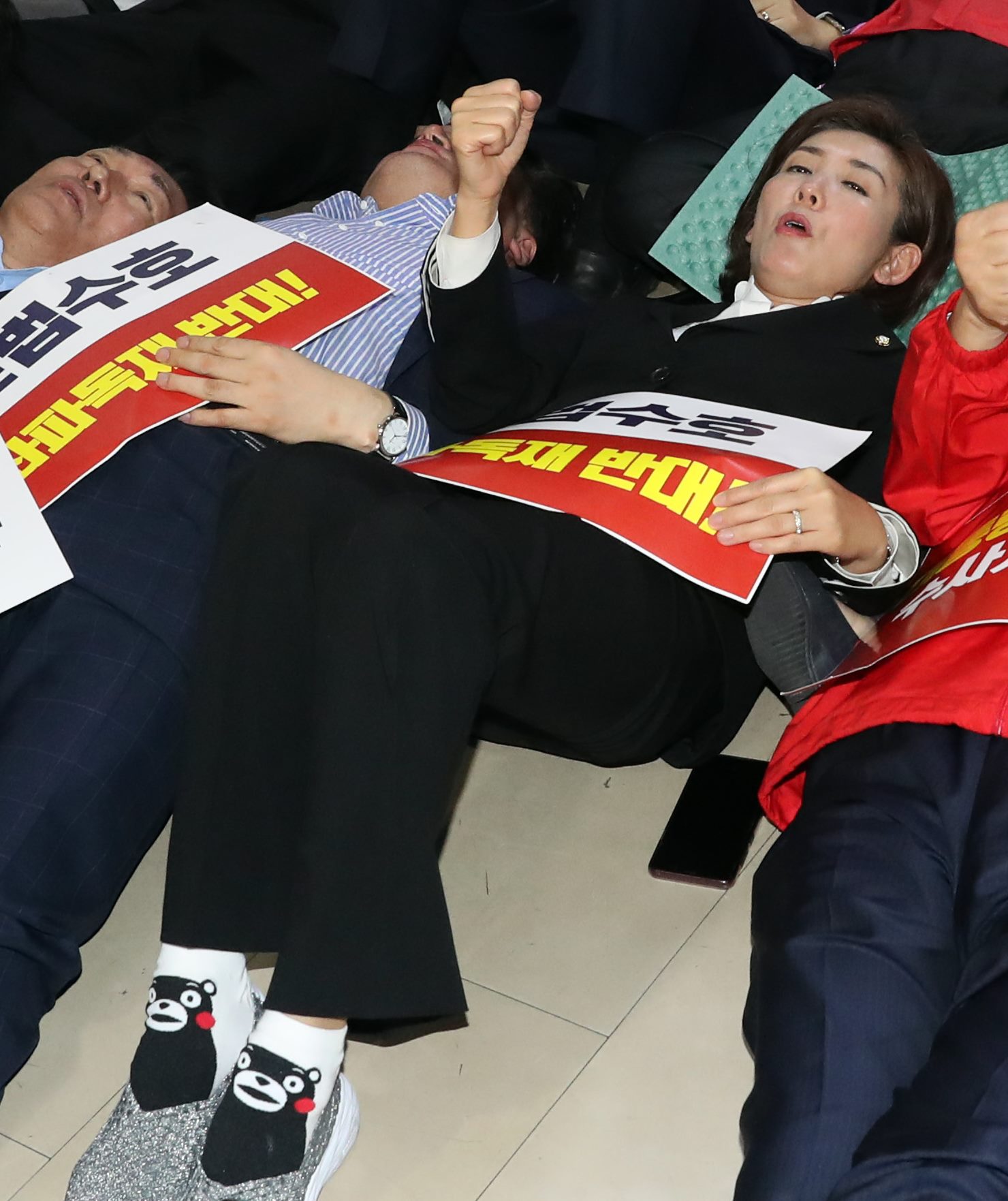 4月29日,自由韩国党党鞭罗卿媛躺地示威(韩媒news 1)