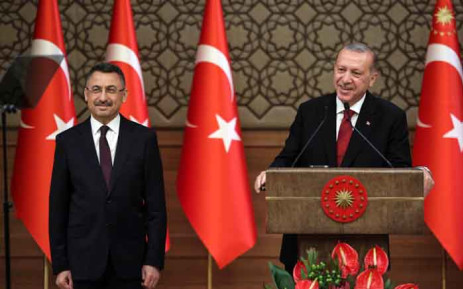 土耳其总统埃尔多安（右）与副总统奧克塔伊（左）。（图：法新社）