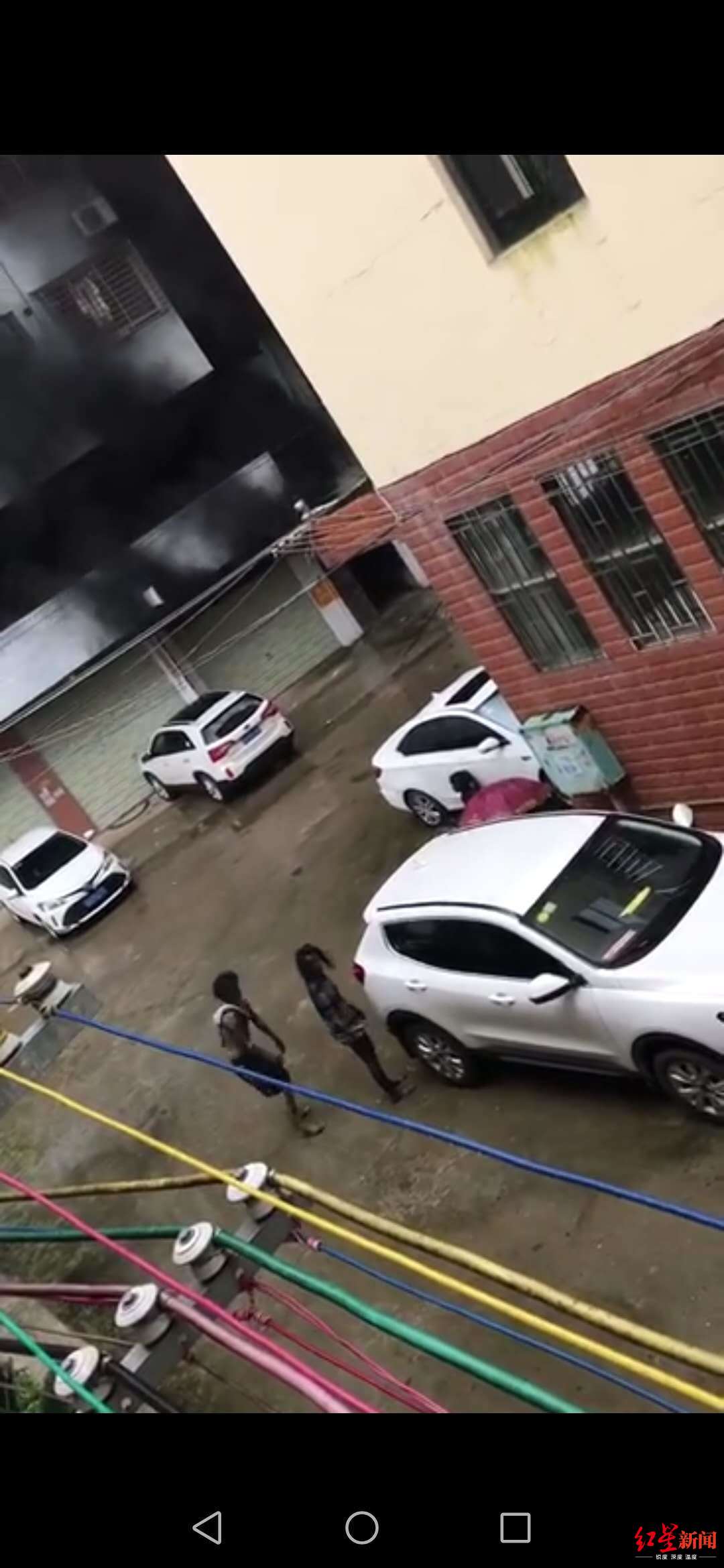 ↑一对男女站在地上,男子用近乎哀嚎的口吻称,“快叫救护车”