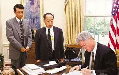 美国总统克林顿在吊唁簿上写下道歉。 中间站立者为李肇星。 图源:网络