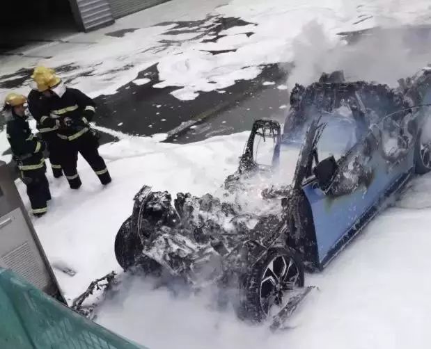 自燃事件频发 电动车的安全谁来“负责”?