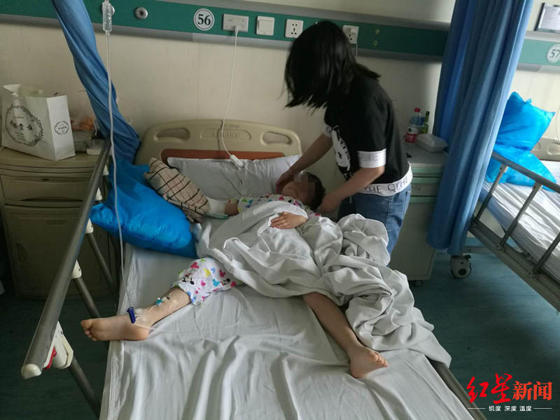 陈女士伤心流泪,小晨安慰妈妈“不要哭”