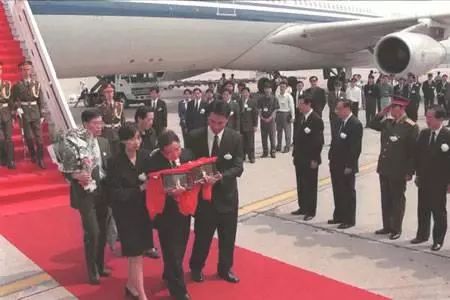 1999年5月12日,驻南使馆被炸遇难人员骨灰运回国内 图源:中青报