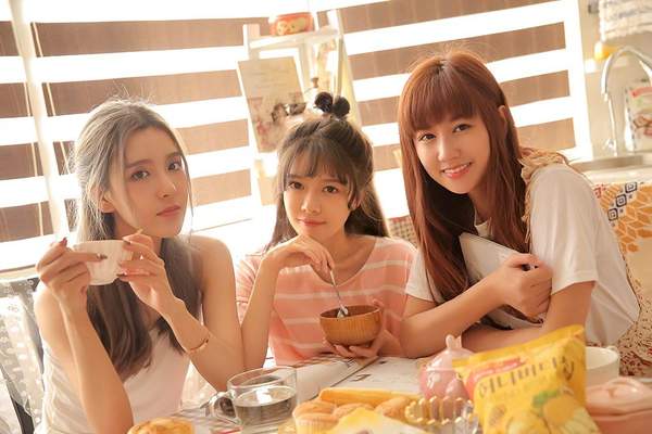 LOL“电竞老中青”三代花旦晒同框美照 为LPL加油助威