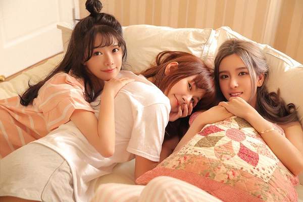 LOL“电竞老中青”三代花旦晒同框美照 为LPL加油助威