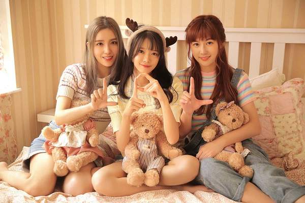 LOL“电竞老中青”三代花旦晒同框美照 为LPL加油助威