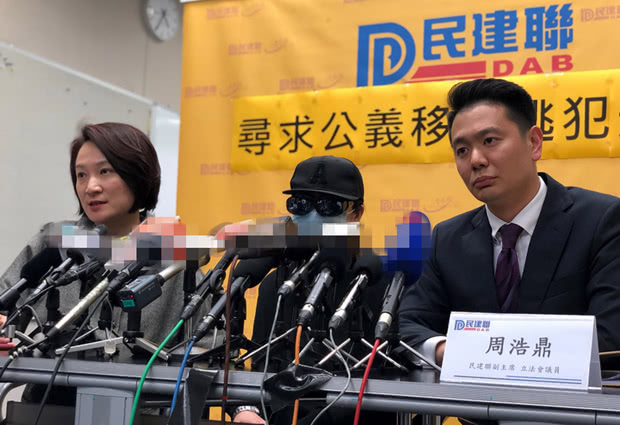 2019年2月,被害少女母亲(中)会见媒体,支持特区政府修例填补法律漏洞 图自民建联