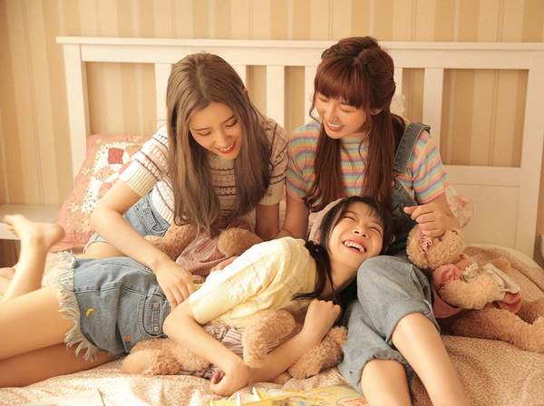 LOL“电竞老中青”三代花旦晒同框美照 为LPL加油助威