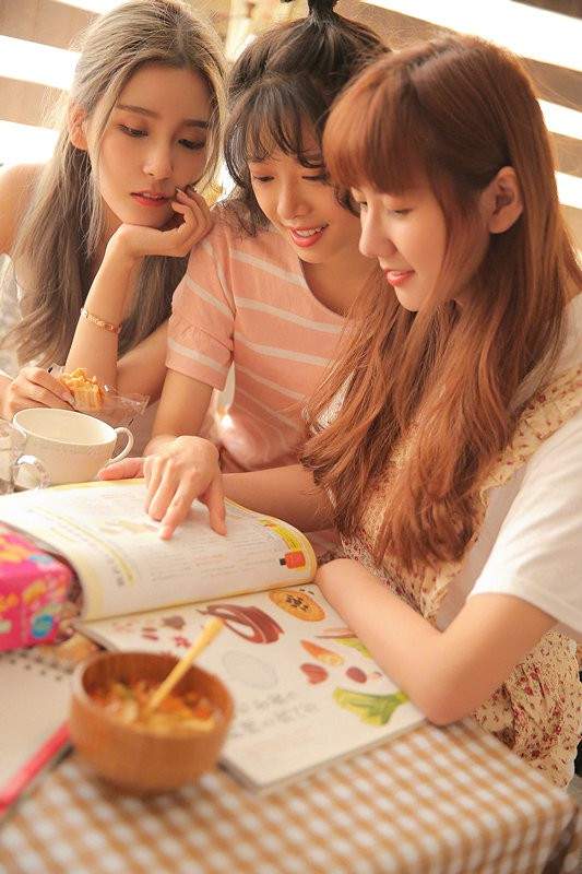 LOL“电竞老中青”三代花旦晒同框美照 为LPL加油助威