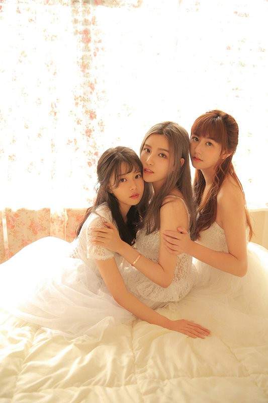 LOL“电竞老中青”三代花旦晒同框美照 为LPL加油助威