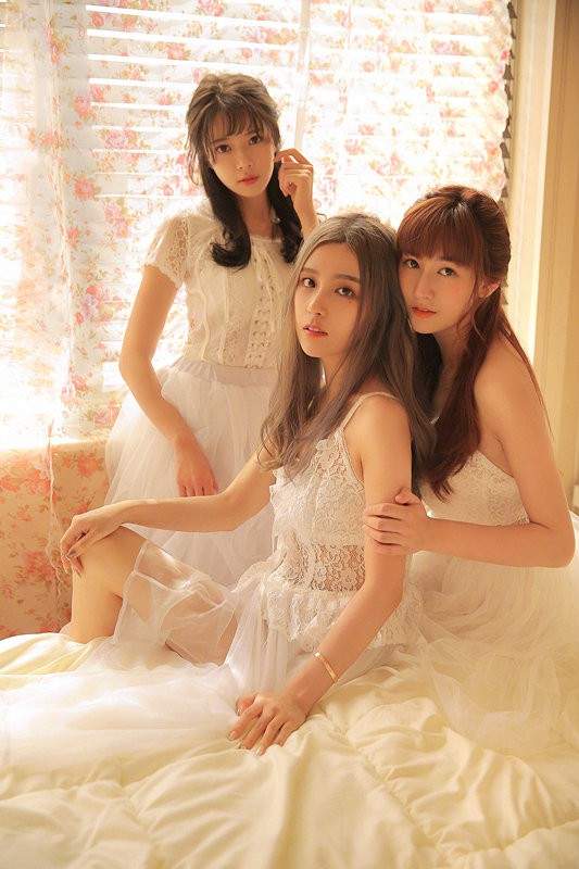 LOL“电竞老中青”三代花旦晒同框美照 为LPL加油助威