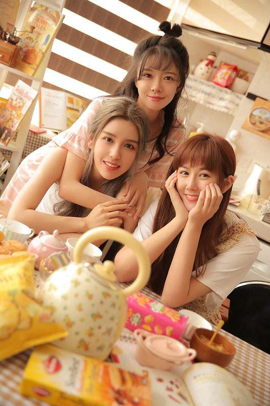 LOL“电竞老中青”三代花旦晒同框美照 为LPL加油助威