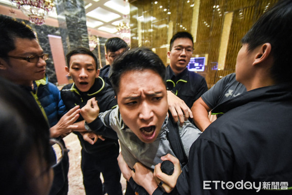 图为陈水扁参加募款餐会遭到民众抗议。(来源:台媒)