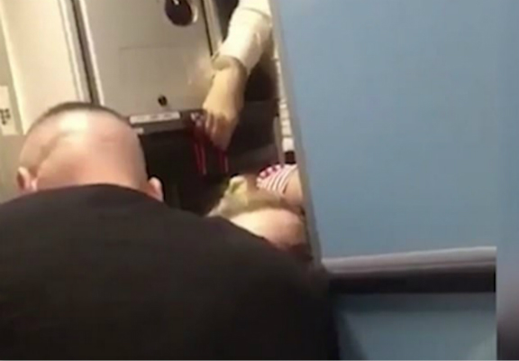 涉事男子被乘客制服在地。(图:《每日邮报》)