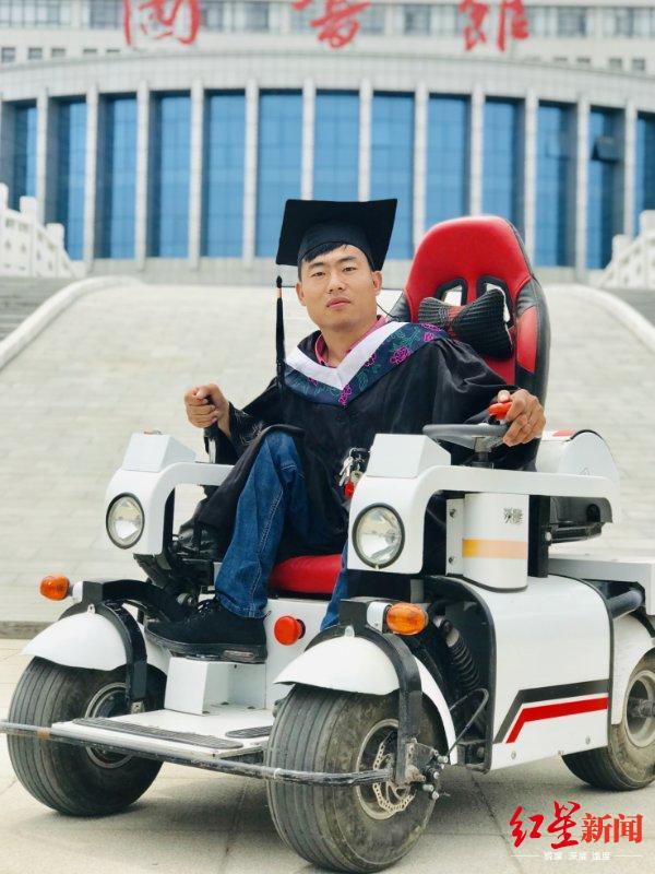↑在学校图书馆前