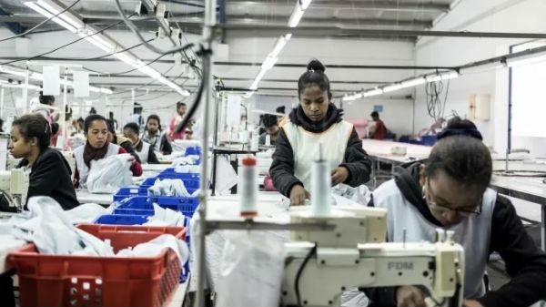 马达加斯加首都塔那那利佛的一家服装厂。（英国《金融时报》网站）