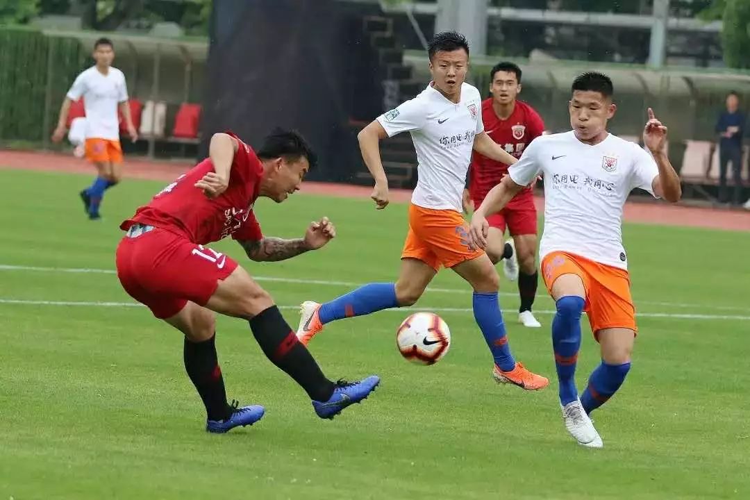 被足球踢中后背疼痛正常吗,被足球踢中后背疼痛正常吗女