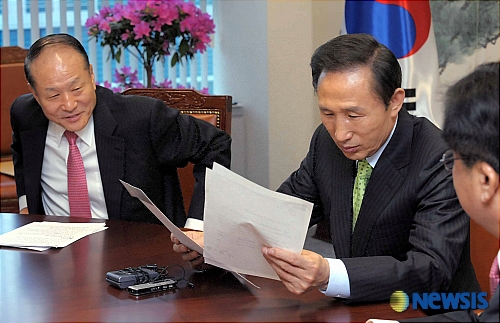 李明博与李相得同框(纽西斯通讯社)